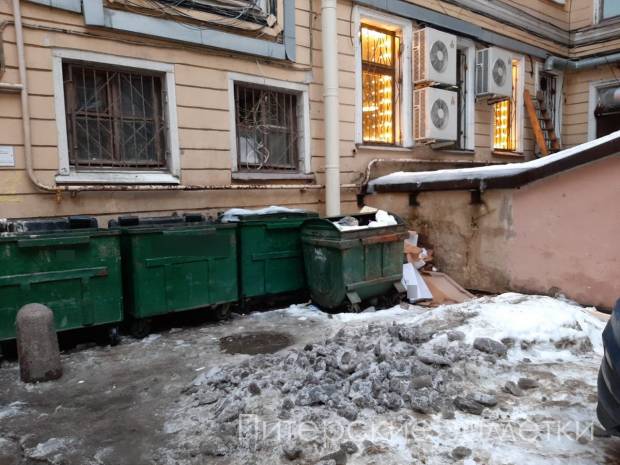 Снежные горы на обочинах сделали дороги Петербурга более аварийными