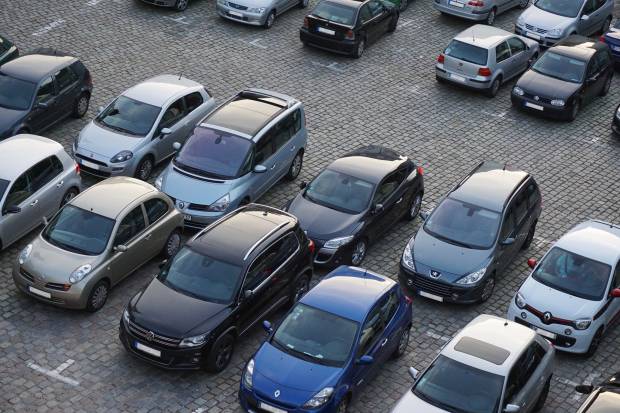 Петербургские водители получили фальшивые штрафы за авто в зоне платной парковки