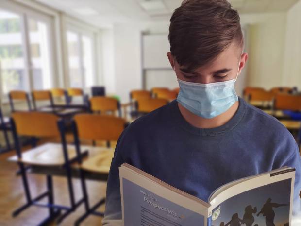 В Петербурге более тысячи классов перевели на удалёнку из-за коронавируса