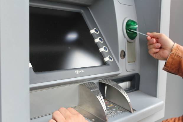 Студентку задержали за попытку взорвать банкомат в Вырице