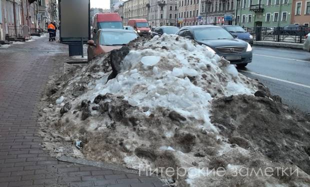 В Петербурге объяснили причину плохой уборки тротуаров в центре