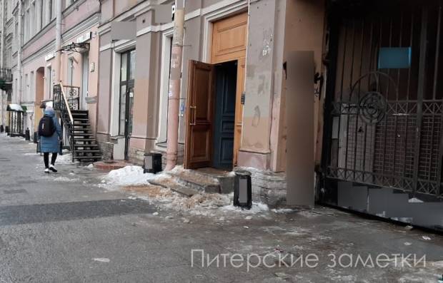 Власти Петербурга заявили о нехватке дворников для уборки города
