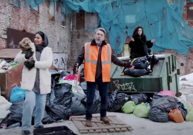 Сергей Шнуров снял клип на фоне покрытого мусором Петербурга
