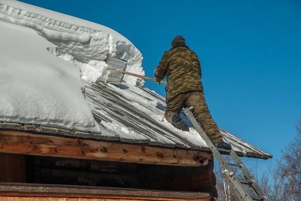 Несовершеннолетний дворник убирал снег с крыши в Петербурге вопреки закону