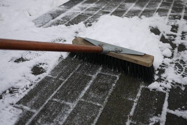 Нехватка персонала сказывается на уборке снега в Сургуте