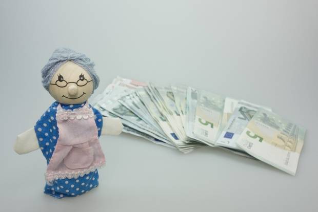 Российские пенсионеры могут оформить доплату в размере 8700 рублей