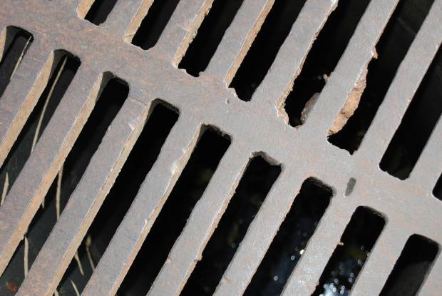 Липчан просят не открывать канализационные люки для стока талых вод
