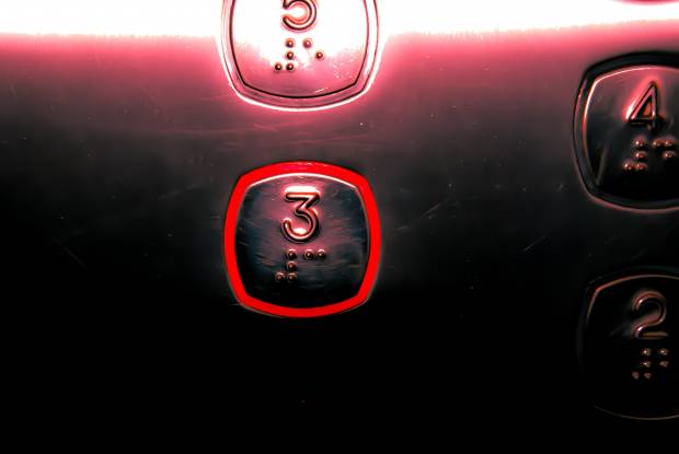 Мать с младенцем застряла в лифте в Чебоксарах