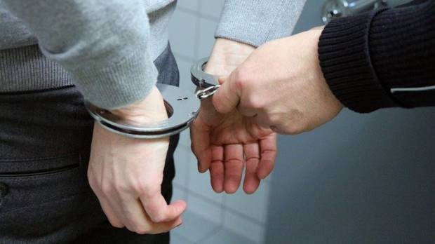 Жителя Липецка задержали за ограбление женщины в подъезде
