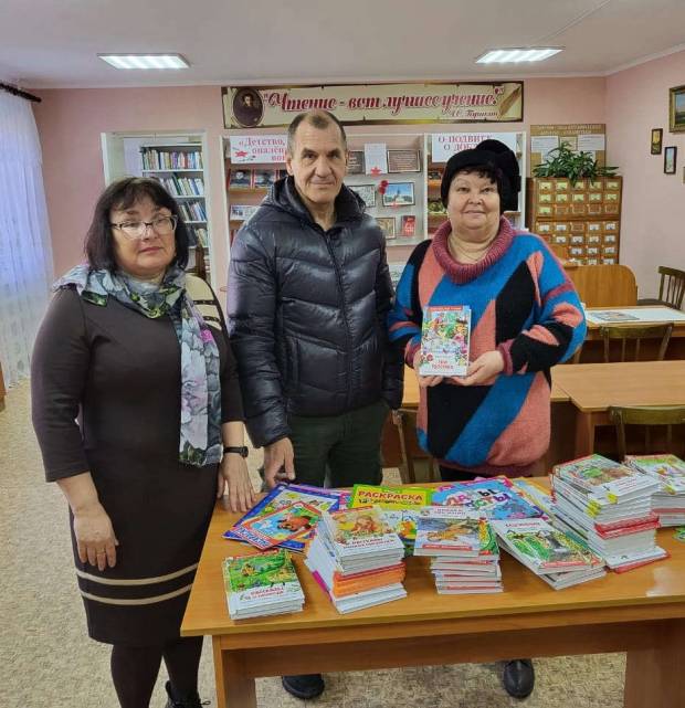 Вместо помощи, самопиар: Представители Заксобрания Санкт-Петербурга опаздывают со сбором книг для ЛДНР