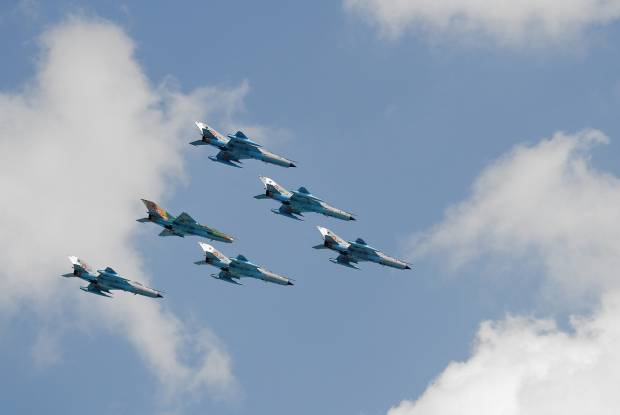 Военные самолёты и вертолёты заметили в небе над Петербургом