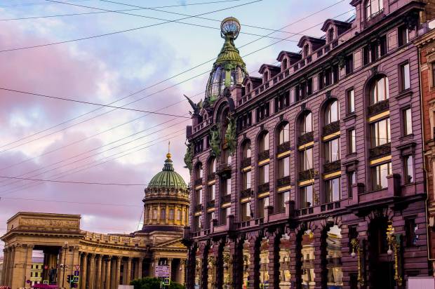 Смольный переложил ответственность за обрушение фасада исторического здания на Петроградке на бизнес