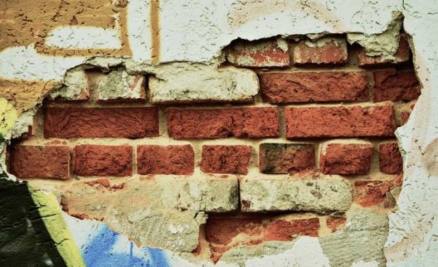 Кусок бетона упал со здания поликлиники в Ярославле