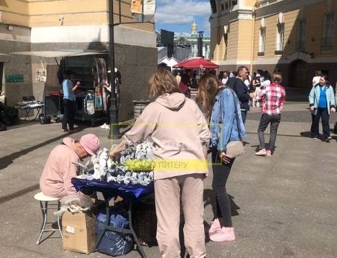 Незаконная торговля в Петербурге вышла на новый уровень: «спекулянтов» заметили на Дворцовой площади