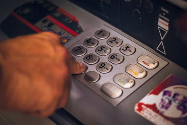 В Новочебоксарске разыскивают мужчину, забравшего чужие деньги из банкомата