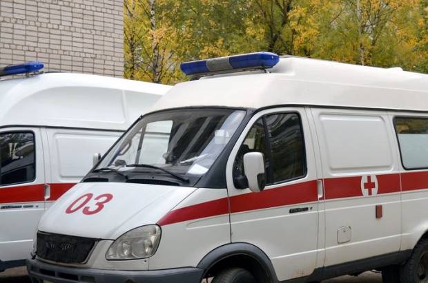 Возле Боткинской больницы в Петербурге заметили очередь из «скорых»