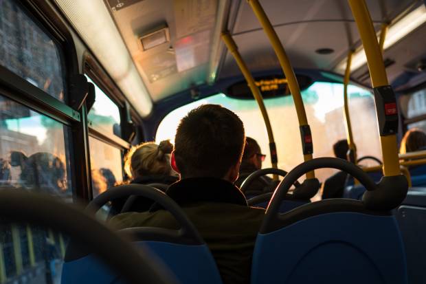 Добро пожаловать в 90-е: петербуржцы возмущены духотой и давкой в социальных автобусах