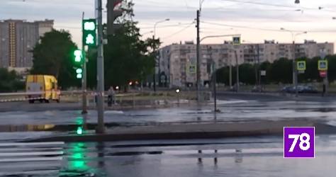 В Петербурге пришлось перекрывать Бухарестскую улицу из-за прорыва трубы
