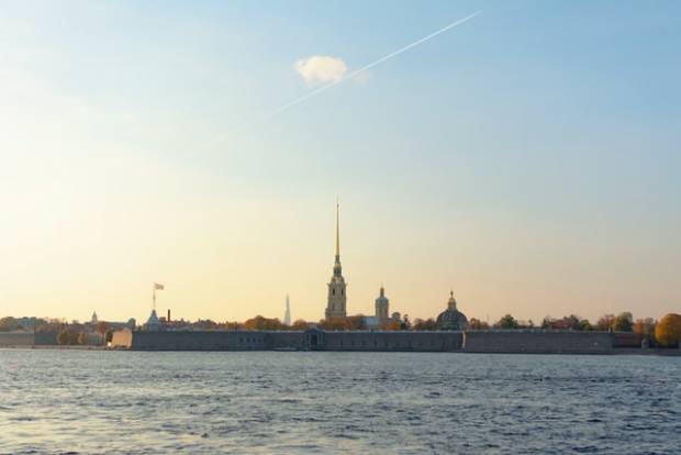 В Кронштадте форт Александр I выкрасили в первоначальный цвет