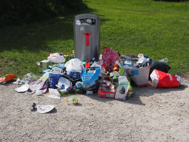 «Собрать все и Беглову у дома вывалить»: петербуржцы устали терпеть провальную мусорную реформу