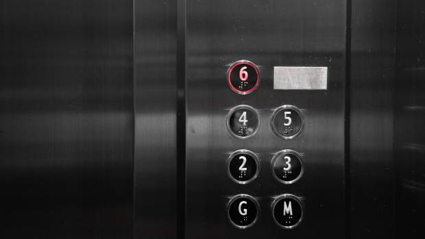 В домах Белгородской области заменят 261 лифт