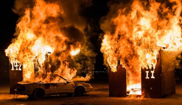При пожаре в автосервисе Ульяновска сгорели 6 клиентских автомобилей