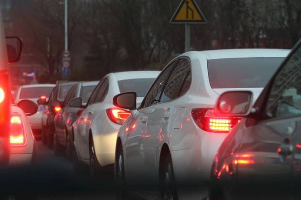 Водитель KIA чуть не сбил рабочих, объезжая пробку на Пулковском шоссе