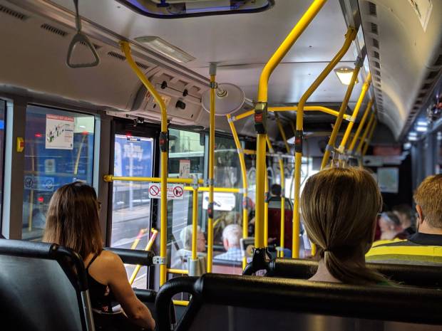 Петербуржцы заметили очередного любителя видеозвонков за рулем лазурного автобуса