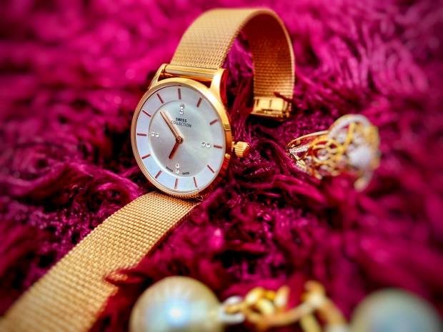 В Пулково таможенники изъяли у россиянки часы с драгоценными камнями