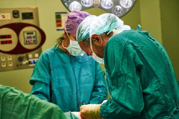 В Индии врач сделал преждевременное кесарево а затем зашил разрез