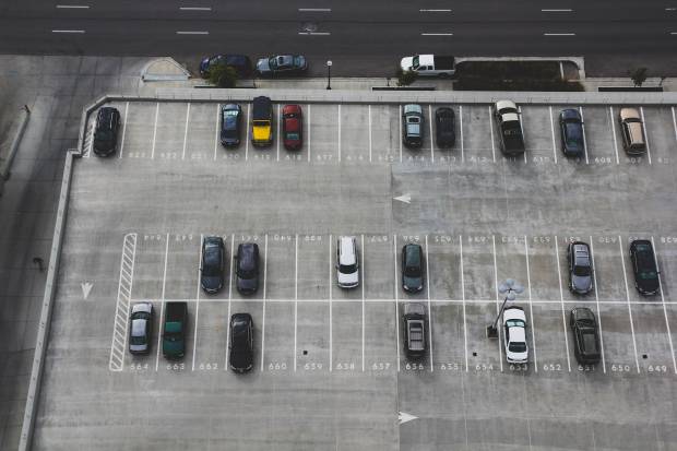В Адмиралтейском районе приступили к обустройству зоны платной парковки