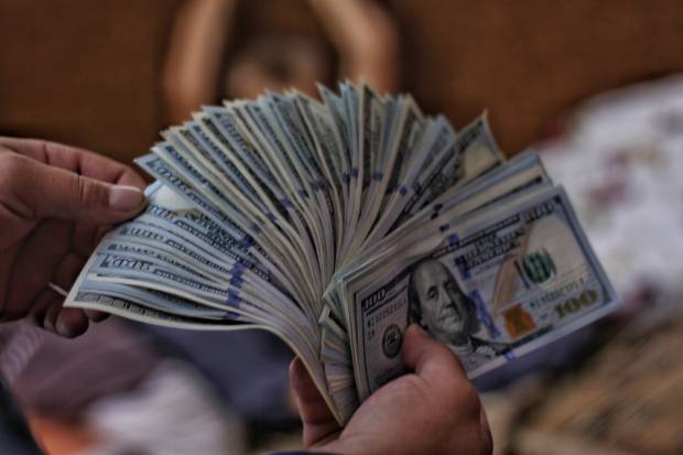 Жители Украины жалуются на госбанк, который перестал выдавать наличные доллары