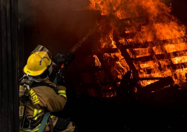 При пожаре в многоквартирном доме пострадал житель Смоленска