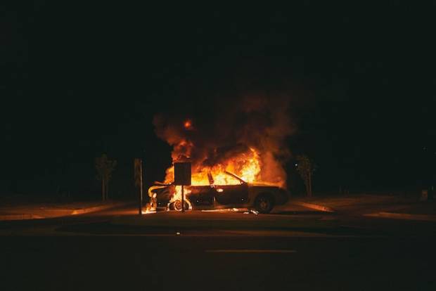 В Вологодской области неизвестные подожгли легковую машину