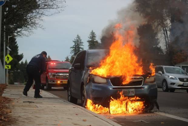 В центре Ярославля дотла сгорел легковой автомобиль