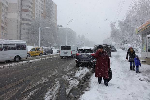 В Кирове дорожники устраняют последствия ночного снегопада