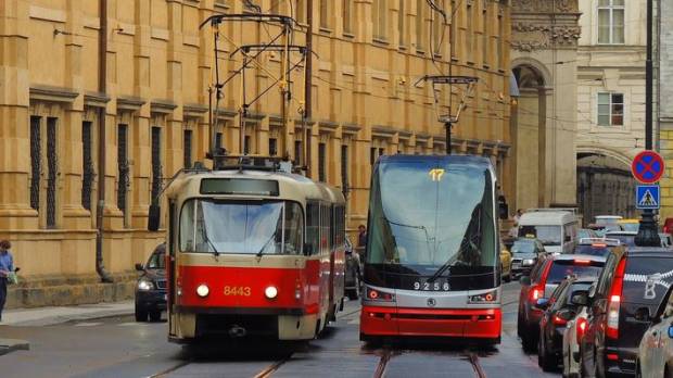 Новый «умный» трамвай доставили в Петербург