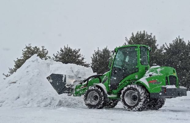 Более 200 единиц техники вышли на уборку снега в районах Кировской области