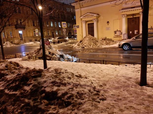 Почти 900 единиц техники вышли на улицы Петербурга после снегопада