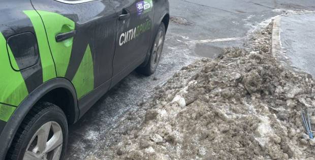Неубранный снег сделал бесполезными зоны платных парковок в Петербурге