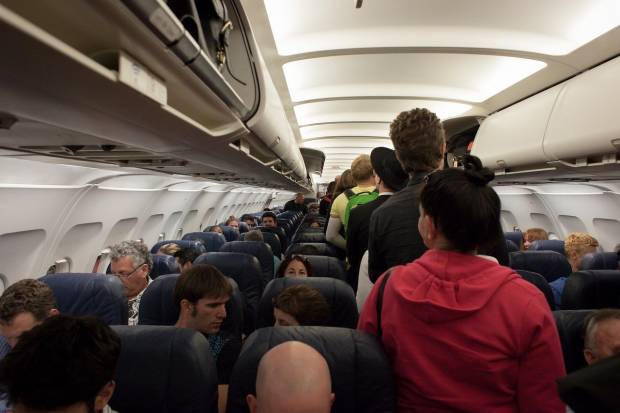 Игрок НФЛ  устроил конфликт с пассажирами самолёта в Майами