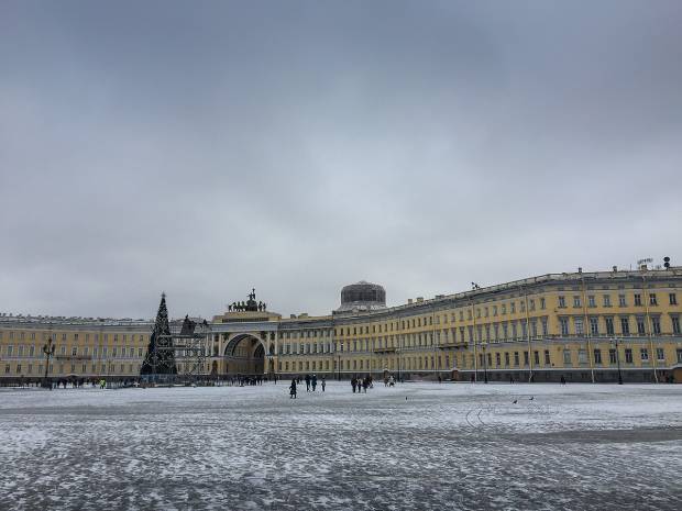 Петербуржцам перекрыли вход на Дворцовую площадь вечером 31 декабря