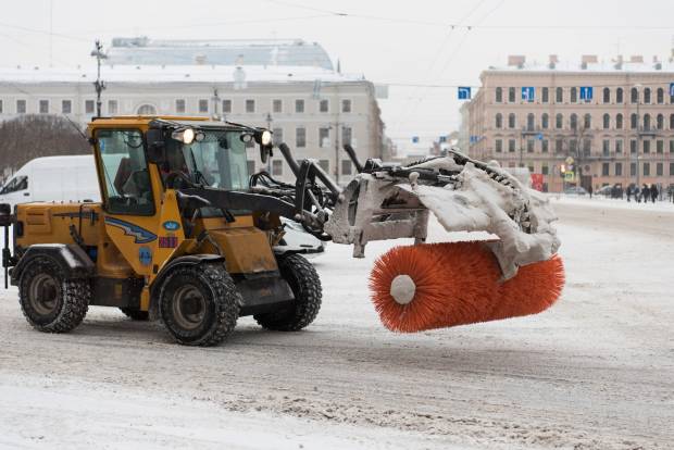 Лихач на уборочном  тракторе устроил дрифт на Дворцовой площади в  Петербурге