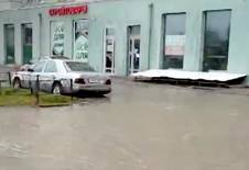Нужны болотные сапоги? Петербуржцы с трудом передвигаются по затопленным улицам