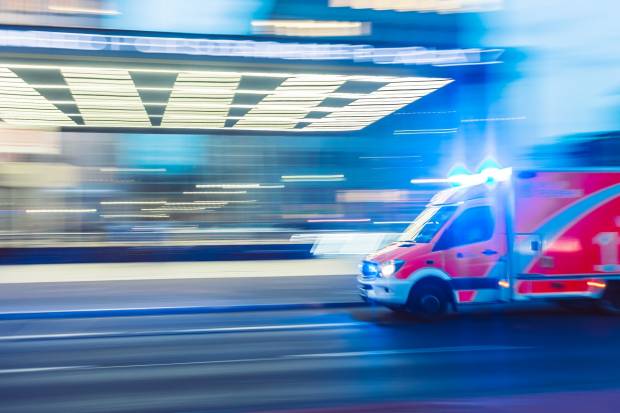Два работника скорой помощи пострадали в ДТП реанимобиля с Фордом на Титова в Липецке