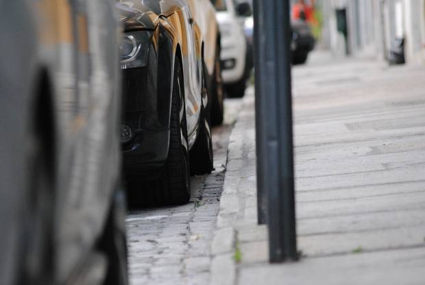 Урбанист Аркадий Гершман назвал платные парковки на «Кванте» извращением