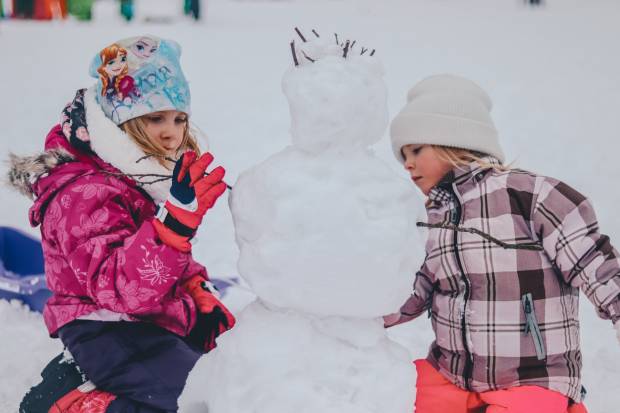 Две маленькие девочки без присмотра бродили по улицам Качуга в мороз
