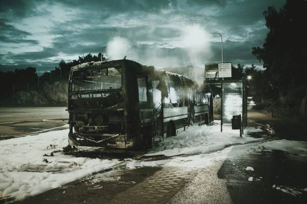 В Сети опубликовали кадры перевернувшегося на трассе в Ингушетии рейсового автобуса