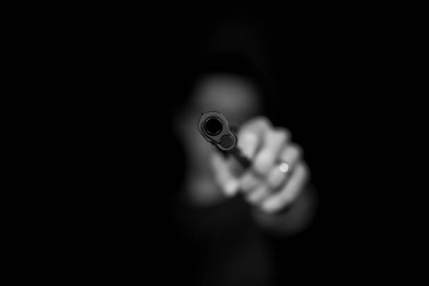 В Тюмени парень, устроивший стрельбу в лицее № 93, угрожает очевидцам
