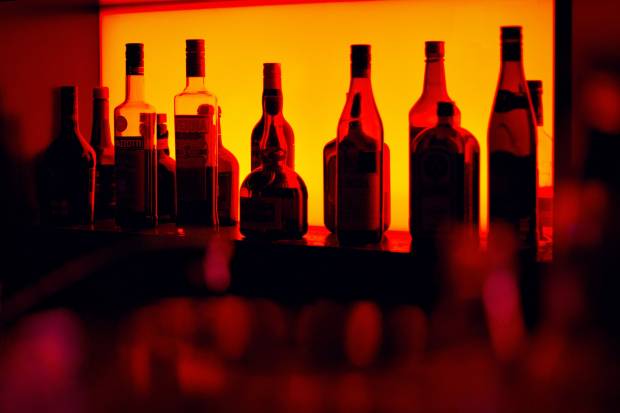 В гараже и двух магазинах полицейские Липецка обнаружили тысячи бутылок немаркированного алкоголя